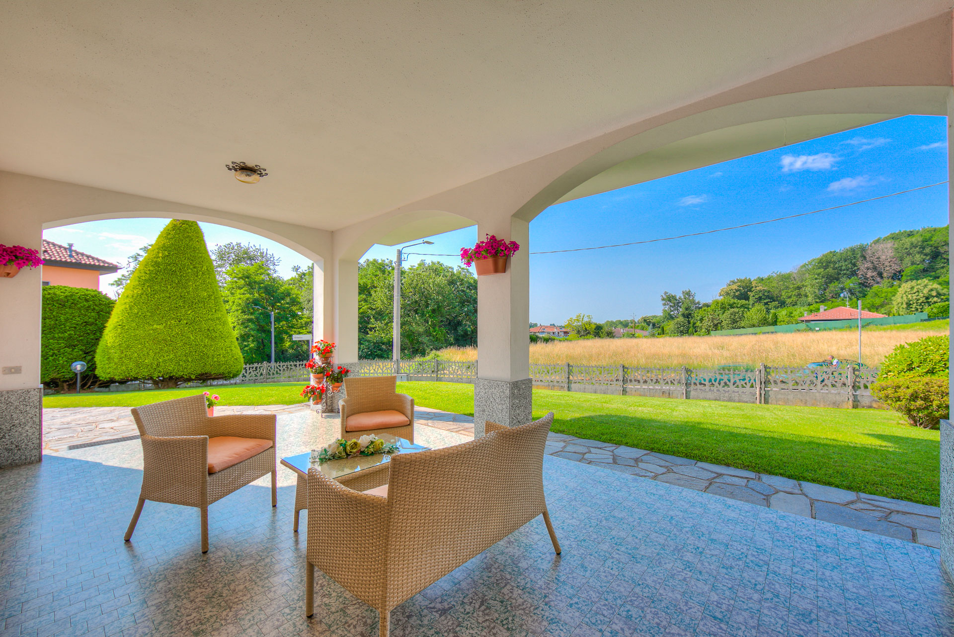 Villa for Sale in Montano Lucino – Detached Home With Garden, Attic, and Double Garage